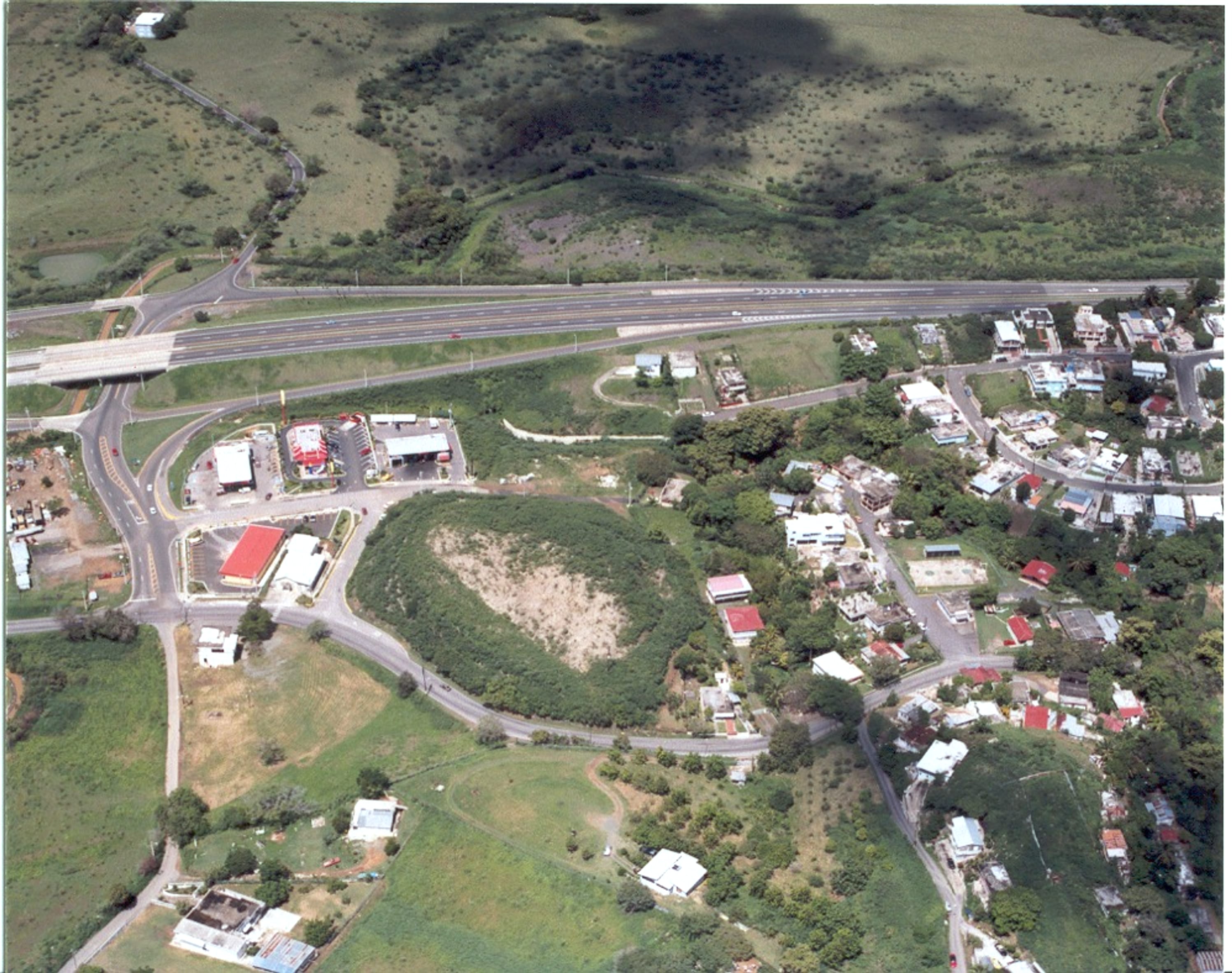Vista aérea amplia de MIDWAY, la Carretera 2 y sectores residenciales de Sabana Grande