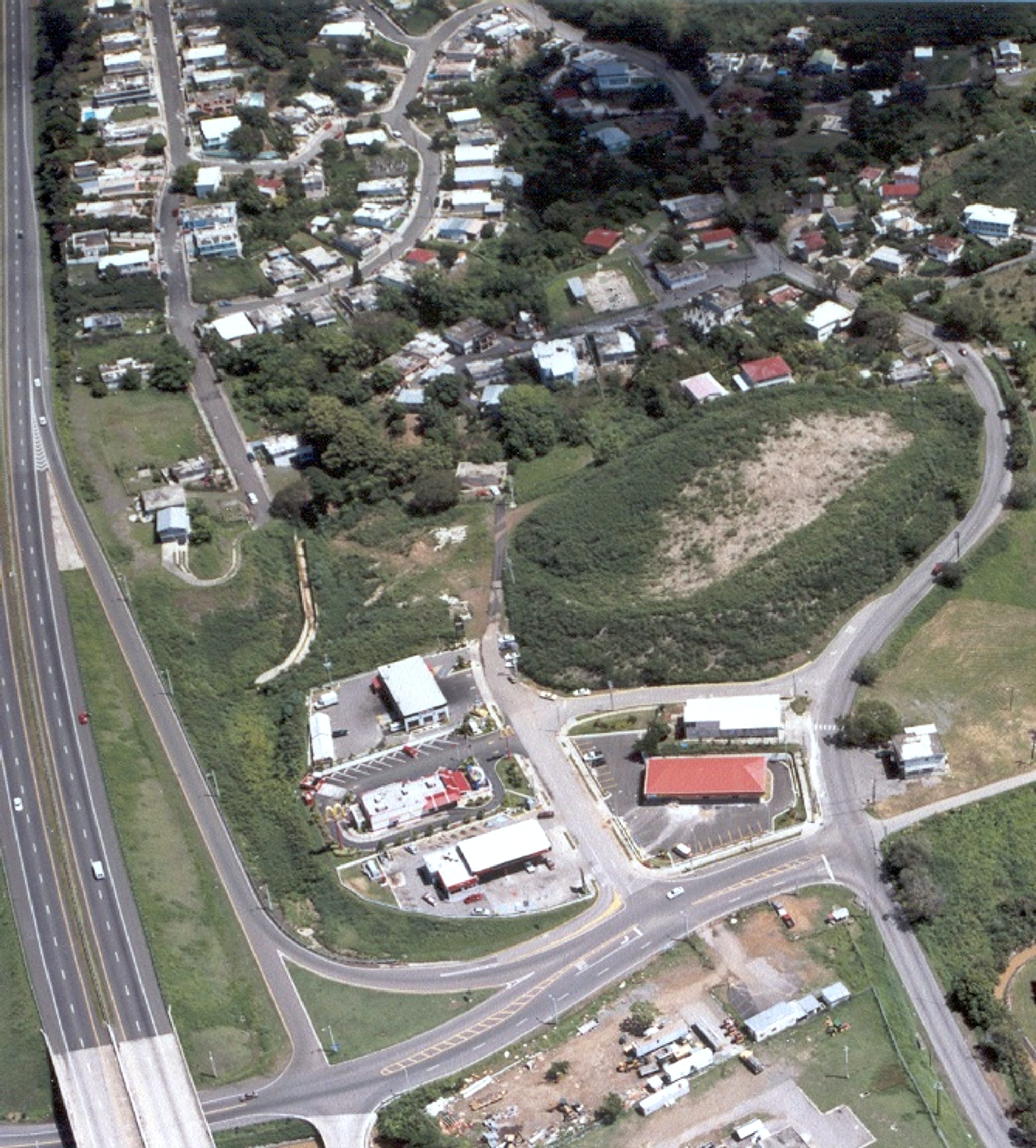 Vista aérea de MIDWAY, la rampa de la Carretera 2 y la comunidad cercana