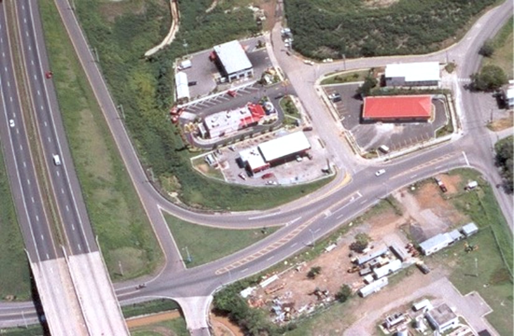 Vista aérea cercana de los negocios y el acceso vial de MIDWAY